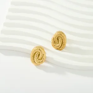 Vue rapprochée détaillée de boucles d'oreilles clous martelées en acier plaqué or 18k.