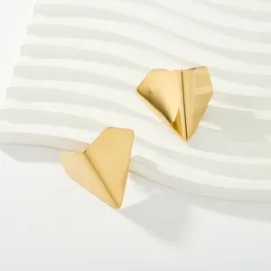 Primer plano de elegantes pendientes geométricos dorados con acabado pulido y cepillado.