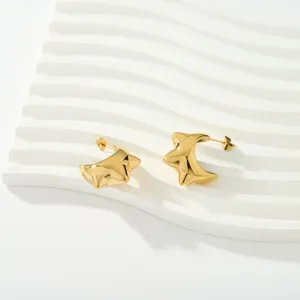 Pendientes de aro C gruesos con remache punk chapados en oro de acero inoxidable.
