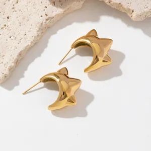 Pendientes de aro gruesos punk de acero inoxidable dorados detalle de diseño de estrella.