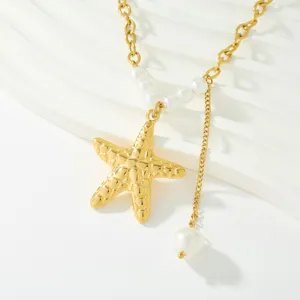 Collier pendentif étoile de mer dorée avec perles, vue rapprochée élégante de bijoux fins.