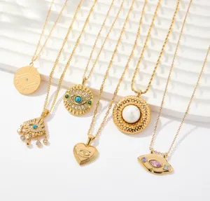 Primer plano detallado de collares con colgante de mal de ojo dorados y estrases.