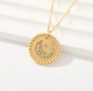Collar de oro con colgante de media luna, estrellas de strass brillante y una delicada cadena fina.