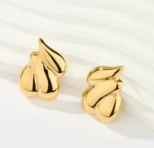 Vue détaillée de boucles d'oreilles abstraites irrégulières en acier inoxydable plaqué or 18K.