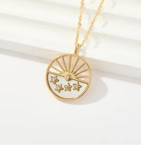 Collar de acero inoxidable bañado en oro con colgante de estrella y circonitas.