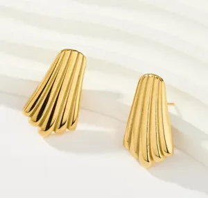 Boucles d'oreilles coquillage cannelées plaquées or 18k, bijoux géométriques élégants.
