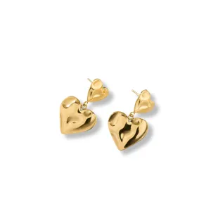 Vista detallada de pendientes colgantes de doble corazón en acero inoxidable dorado estilo retro.