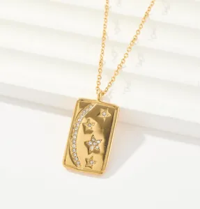 Collar con colgante rectangular dorado con delicados detalles de pedrería estrella luna.