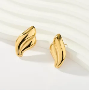 Vue de détail des boucles d'oreilles géométriques irrégulières en acier plaqué or 18K.