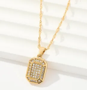 Primer plano detallado de un collar con colgante geométrico dorado y brillantes.