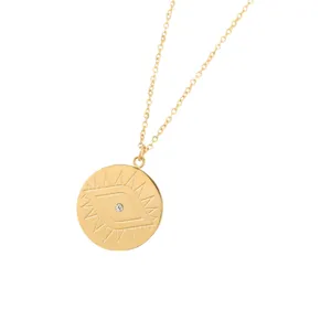 Collar colgante de mal de ojo dorado en acero inoxidable con un brillante cristal central.