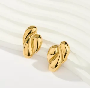 Boucles d'oreilles irrégulières géométriques en acier plaqué or 18K, vue détaillée.