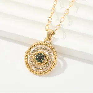 Collar con colgante de círculos concéntricos de acero inoxidable dorado con piedras verdes y estrás.