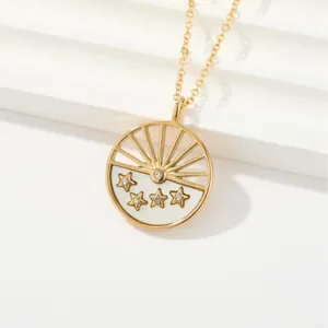 Elegante collar con colgante de sol y estrella dorada con pedrería brillante en acero inox.