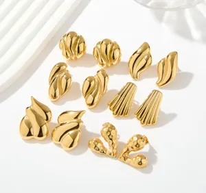 Vue détaillée de boucles d'oreilles tendance géométriques irrégulières plaquées or 18K en acier.