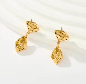 Vista detallada de pendientes colgantes geométricos vintage chapados en oro de 18K.