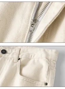 Dettaglio di jeans dritti bianchi da uomo con cerniera in metallo resistente di alta qualità.