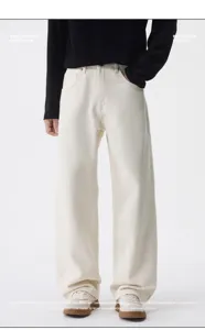 Jeans dritti casual da uomo in colore bianco sporco, stile streetwear alla moda.