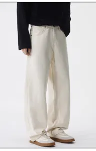 Vista dettagliata di jeans dritti bianchi da uomo, con vestibilità comoda e stile pulito.