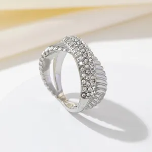 Anillo cruzado texturizado con diamantes de imitación plateados para mujer de moda