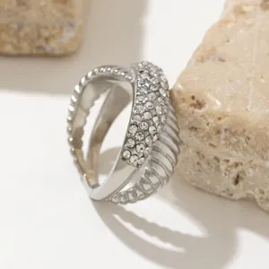 Anillo cruzado de acero inoxidable plateado con pavé de cristales para mujer