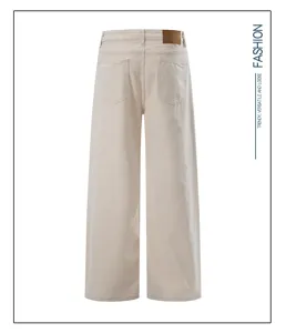 Dettaglio posteriore di pantaloni in denim larghi casual, stile quotidiano semplice.