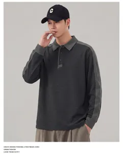 Detailweergave heren polo met lange mouwen en contrast panelen, stijlvolle streetwear.