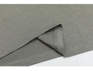 Detailopname van grijze melange gebreide stof met nette stiksels en fijne textuur voor kleding.