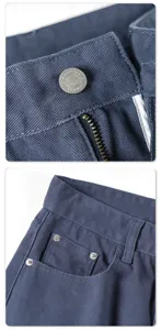 Gedetailleerde close-up van blauwe jeans met metalen knoop, ritssluiting en muntzakje.