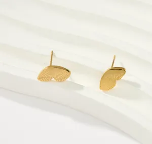 Pendientes de tuerca de mariposa dorados detalle, diseño minimalista de acero titanio.