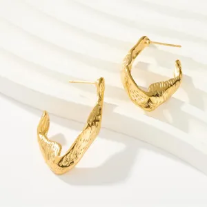 Minimale goldene texturierte abstrakte Creolen, schicker Designer-Stil Modeschmuck für Frauen.