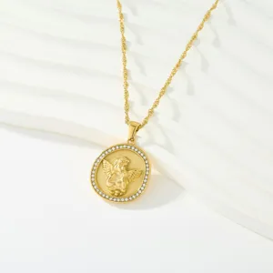 Collar con colgante de ángel dorado con circonitas blancas brillantes y cadena fina.