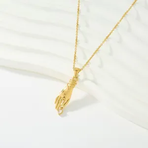 Elegante collar con colgante de mano de acero dorado de 18k con circonita blanca para mujer.