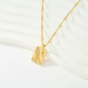 Collar de acero inoxidable dorado con colgante rectangular y circonitas blancas.