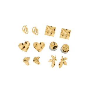 Set di orecchini geometrici in metallo dorato con eleganti cuori e foglie con texture.