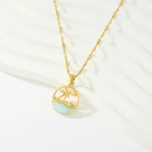 Vista detallada del collar con colgante de palmera de acero inoxidable oro 18K.