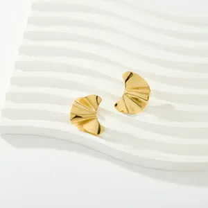 Orecchini geometrici dorati plissettati minimalisti, design chic in acciaio inossidabile.