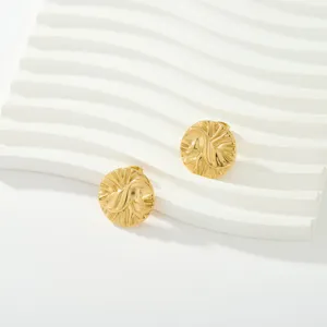 Vista detallada de pendientes geométricos irregulares chapados en oro de 18K estilo chic.