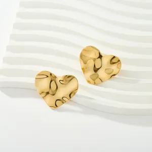 Orecchini a cuore martellato in acciaio dorato, gioielli minimalisti eleganti chic.
