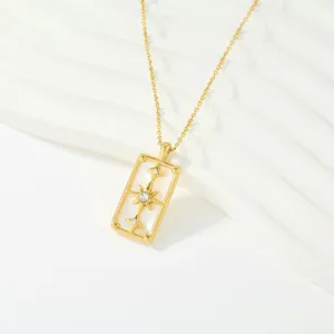 Primer plano detallado de un collar con colgante de estrella celestial dorada y circonitas.