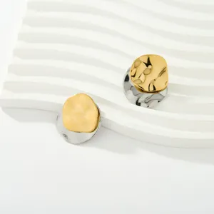 Orecchini a lobo geometrici irregolari in acciaio inossidabile, dettaglio design oro e argento