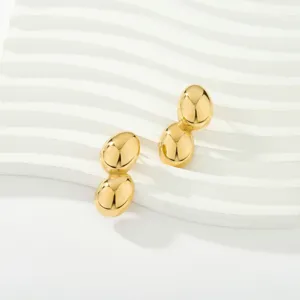 Vista dettagliata di orecchini minimalisti in acciaio inossidabile bagnato oro 18K chic.