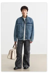 Veste en jean rétro américaine pour homme, style cleanfit blouson moto avec poches pratiques.
