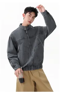 Vue de detail de la veste de travail en denim gris fonce pour homme avec col montant.