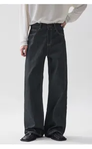 Primo piano di jeans vintage grigi scuri a gamba larga con cuciture a contrasto.