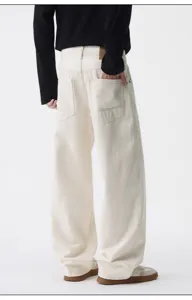 Dettaglio vista posteriore di jeans dritti da uomo in cotone grezzo bianco casual.