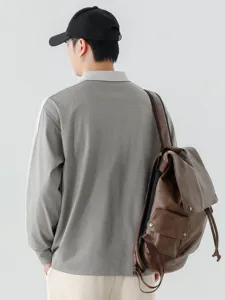 Heren lange mouw polo sweatshirt casual commuter top van achteren gezien met een tas