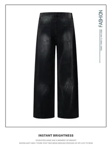 Vista posteriore di jeans neri slavati a gamba larga, pantaloni streetwear dritti da uomo.