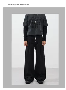Detailed view of wide-leg retro casual cargo trousers featuring a stylish five-button closure.