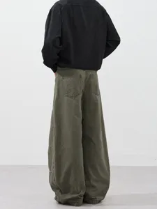 Stylish loose-fit denim cargo pants for men and women, featuring a trendy curved cut.